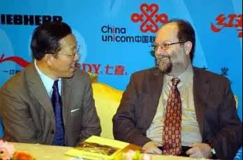 姚振绪陪同时任国际乒联主席沙拉拉商量球台细节