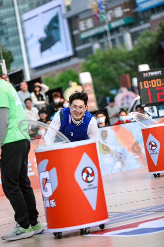 各类精彩的游戏让现场球迷们玩得不亦乐乎