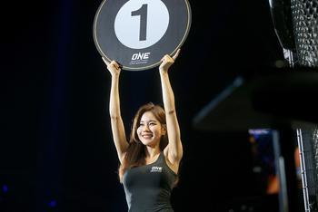 ONE冠军赛举牌女郎