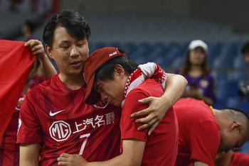 上港出局球迷痛哭