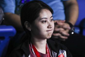国羽美女翻译场边卖萌