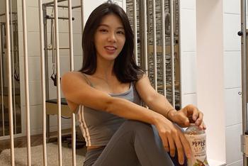 美女教练秀腹肌翘臀
