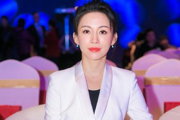 潘晓婷白衣造型显知性