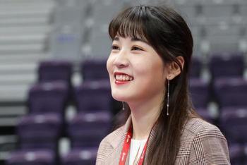 辽宁训练美女记者惹眼