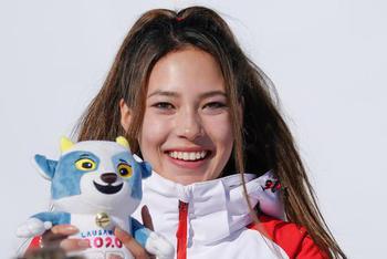 冬青奥会归化美女夺金