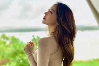 美女空姐健身瑜伽