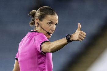欧冠首位女性主裁