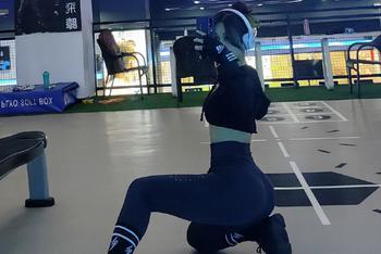 健身美女晒撸铁晒动美照
