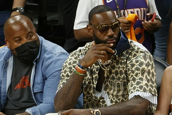 詹姆斯观战总决赛