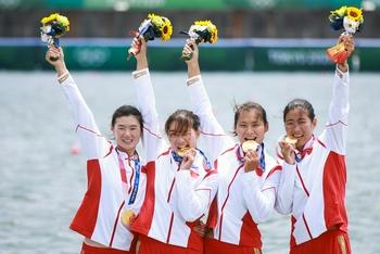 女子四人双桨 中国金花夺金