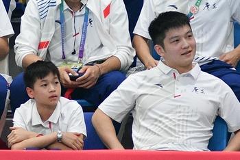 樊振东全红婵观战