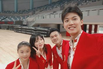 杨倩汪顺出席表彰大会