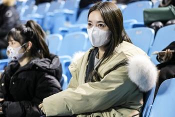 美女球迷看台助威CBA