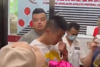 重庆队解散黄希扬离开时痛哭 球迷高喊“雄起”
