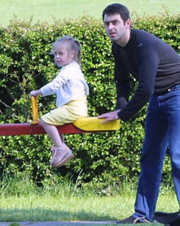 罗尼-奥沙利文和幼年时的大女儿泰勒-安-马格努斯