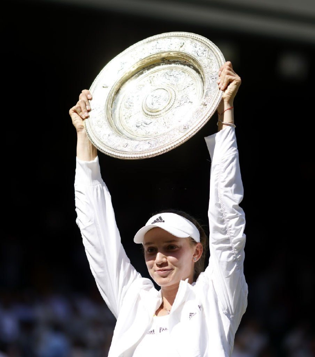 23岁的莱巴金娜逆转击败贾巴尔夺得2022年温网女单冠军