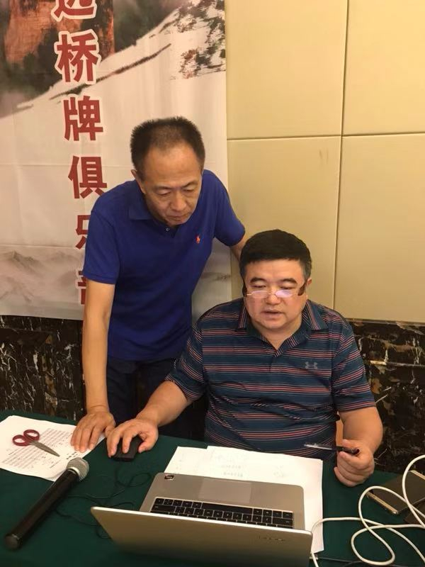 裁判长曹志华（左）与电子信息主管宋召