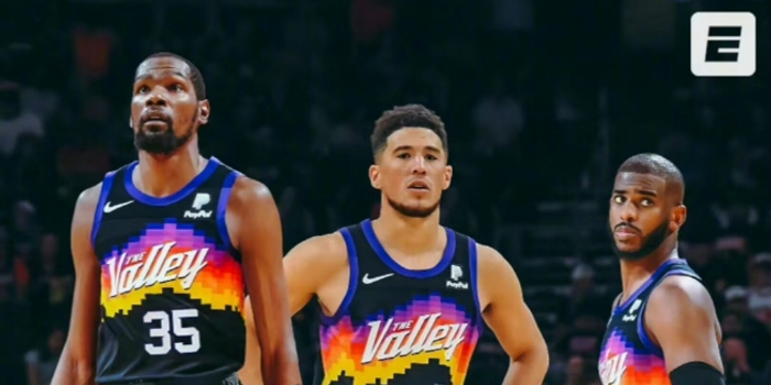 布克与热火双星对决引爆全场气氛