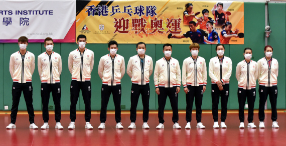 中国香港乒乓球队成员合影。新华社记者卢炳辉摄