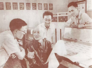 　　围棋与数学有着天然的缘分，数学系的多位教授都喜欢下棋。图中苏步青老校长（前排左二）在向学生们讲解实验课，后排右二的舒伍昌老师，就是一位资深围棋粉丝。