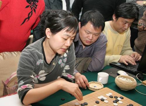 常昊夫人张璇关注棋局进程
