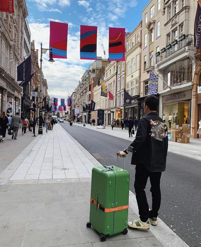 在商务场合之外，张康阳的个人着装也偏向年轻人喜欢的潮流化风格