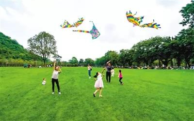 　　2018年5月1日，人们在广西柳州市马鹿山公园北侧的草坪上玩耍。此处原为商业和商住用地，于2017年底转为绿地使用，成为市民休闲的好出去。新华社发（黄孝邦 摄）