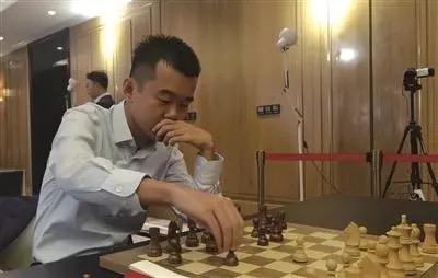 丁立东说念主亮相中国海外象棋棋王赛。图片来源：中国海外象棋协会