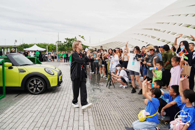  @JBcob一米八六 现场表演，滑手变成小粉丝，一起舞动