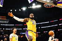 詹姆斯22+9关键时刻连得7分 湖人灭热火止连败