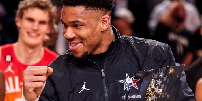 字母哥带伤作战仍砍下三双数据展现领袖本色媒体集体致敬