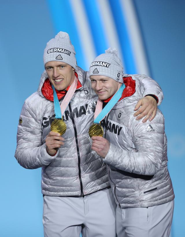 　　2018年2月20日，冠军德国选手弗里德里希（右）、玛吉斯在平昌冬奥会雪车男子双人座奖牌颁发仪式上。新华社记者 吴壮 摄