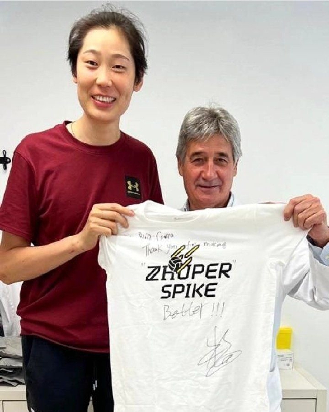 鲁伊斯-科托罗晒出与朱婷合影