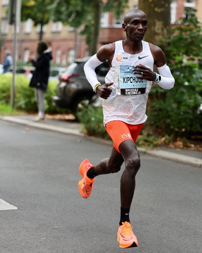 基普乔格再次刷新了自己保持的男子马拉松世界纪录