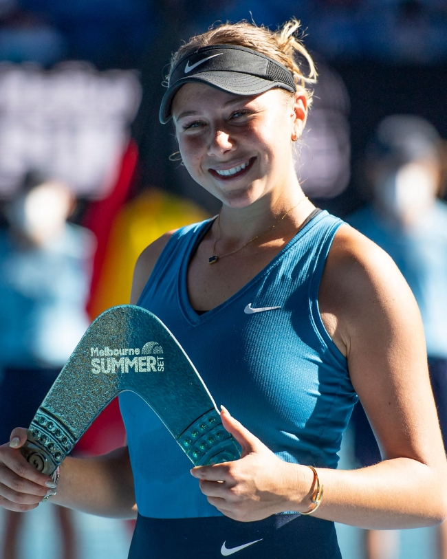 阿尼西莫娃“克服”大腿不适最终捧杯