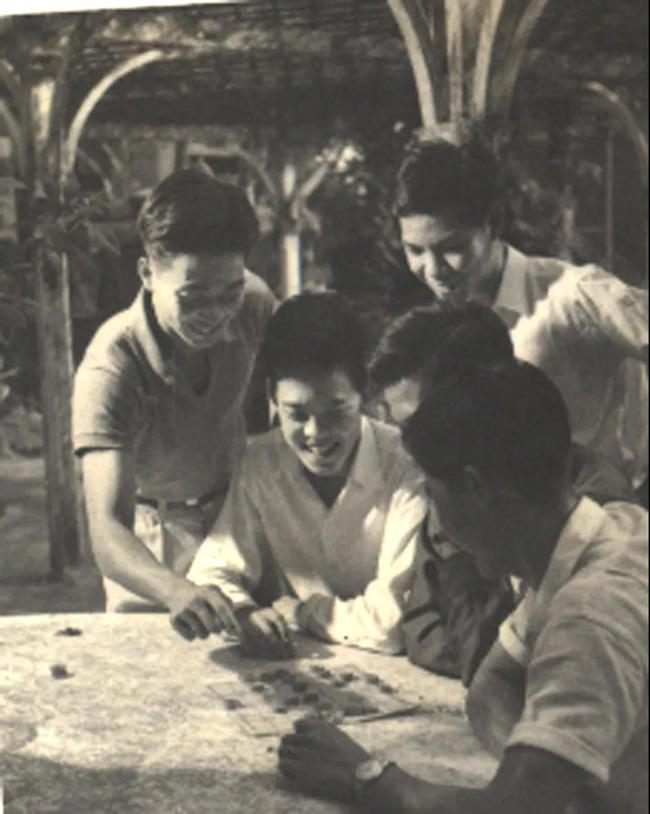 1958 年春容国团闲时与队友对弈