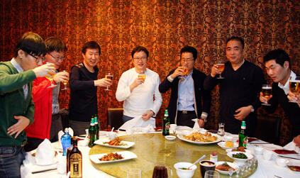 ▲举起酒杯！