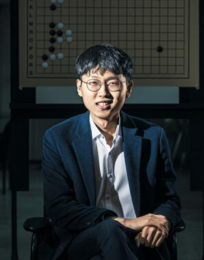 　　申真谞把自己的长期目标定为，10个以上国际大赛冠军和成为1995年-2005年出生的棋手中最突出的棋手。此前，由80-90年代棋手主导的世界围棋巅峰之战，可能以申真谞的本次LG杯冠军为信号弹，快速过渡到2000年出生棋手手中。