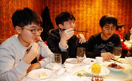 赵南均和金昌勋也把鸭舌头送进口中