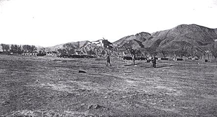 1910年代的江孜高尔夫球场（远处是江孜宗山古堡）