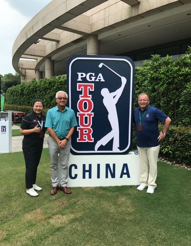 从左到右：徐文秀CCM、戴耀宗、现任金鸡湖国外高尔夫俱乐部总司理李大伟CCM