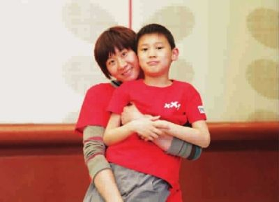 图说：乐靖宜与儿子的旧照 资料图