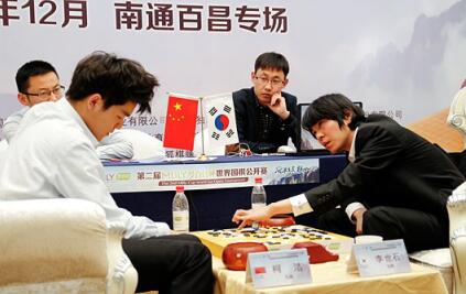 　　▲ 2015年末至2016年初，就在与AlphaGo对局的前夜，李世石与柯洁在第二届梦百合杯世界围棋公开赛决赛中相遇。当时，柯洁执白棋连胜34局，号称“执白不败”。2015年12月30日 ，在首局比赛中李世石执黑棋击败柯洁，顺带着击碎了柯洁的“执白不败”神话。但是最终结果却是2：3，李世石无缘最后的冠军。