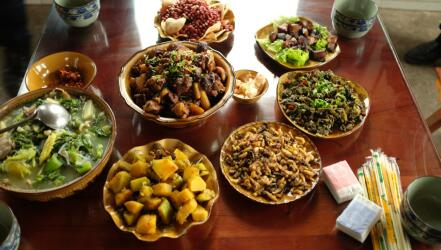 当地农家菜中，昆虫（胡蜂）是必不可少的