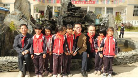 瞿福平（左一）、葛玉宏（右四）、由小川（右三）与孩子们在一起