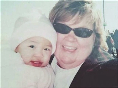 霍尔德和美国养母