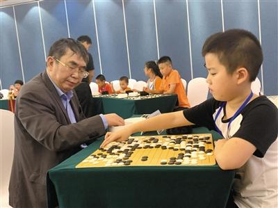 聂卫平指导青少年下棋