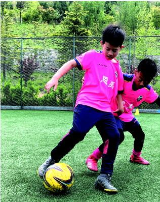 恩禹足球俱乐部的小学员在教练指导下训练。齐鲁晚报·齐鲁壹点见习记者　靳宇豪