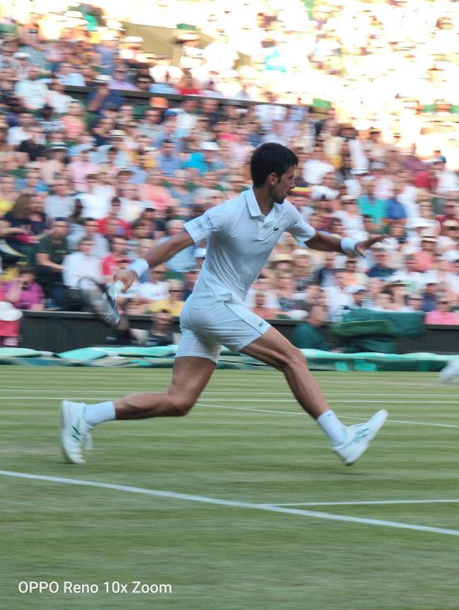 德约科维奇在比赛中击球