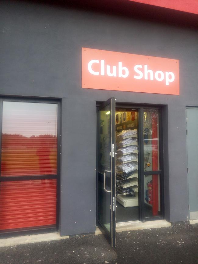 球迷商店大门